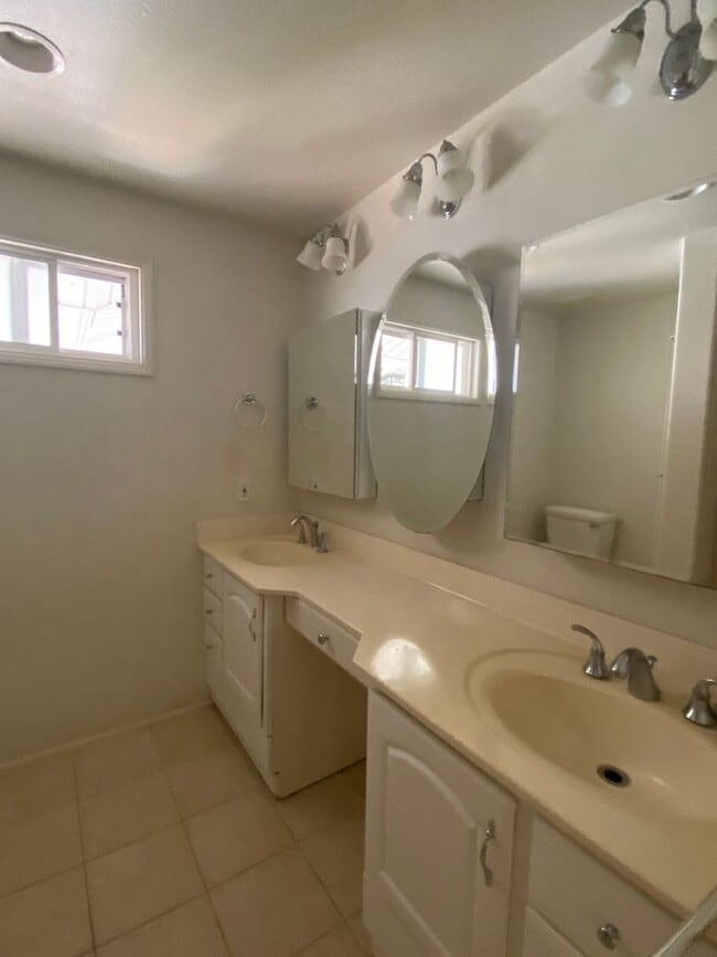 Building Photo - Nestled in beautiful Kahala
