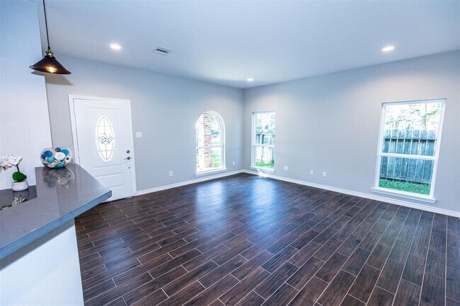 Building Photo - 507 E Foley St