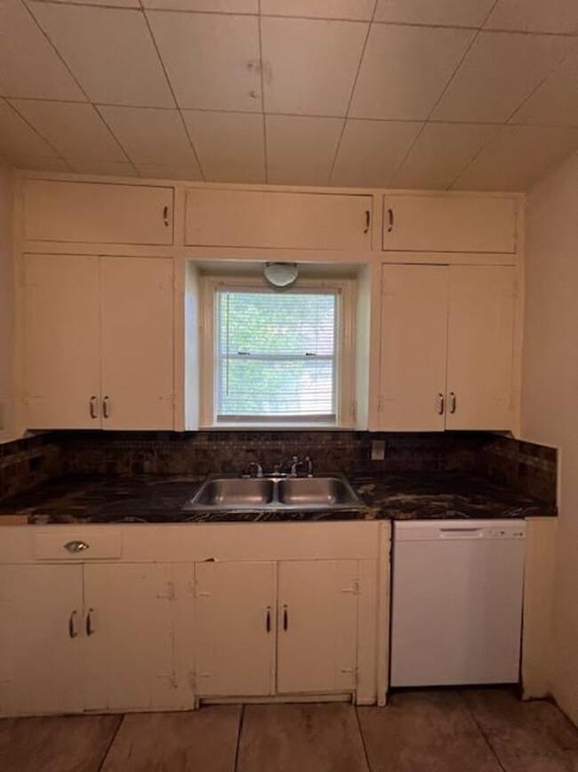 Building Photo - 2727 Lasker Ave