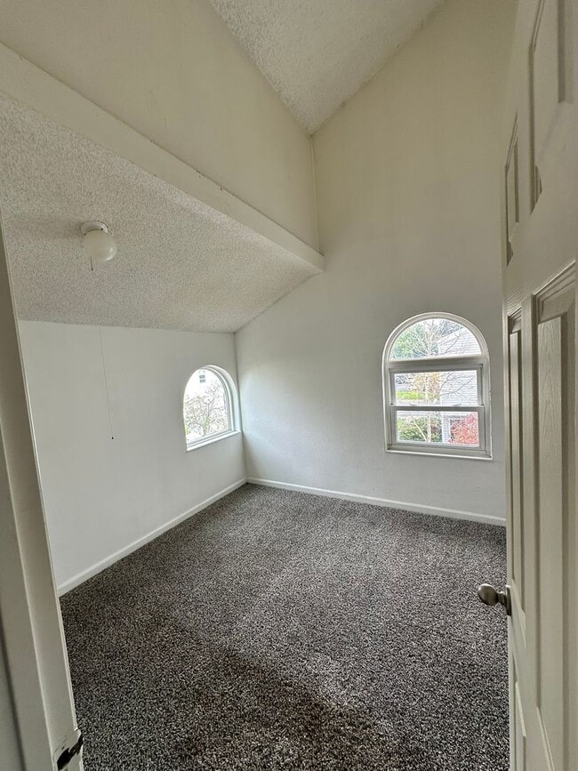 Building Photo - Spacious 3 Bed, 2 Full Bath Townhome near the Highline Canel!