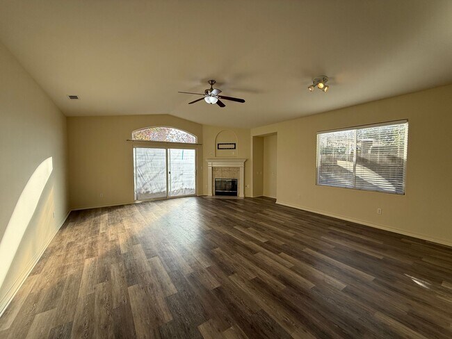 Building Photo - Beautiful Bradley Square Single Story Home With Easy Access to Shopping/101 Frwy