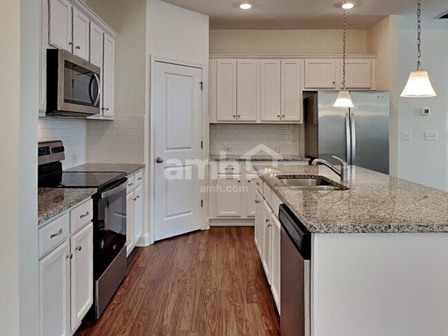 Building Photo - 245 Lake Vista Dr