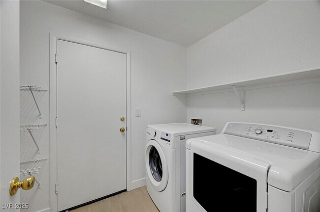 Building Photo - 2431 Lilac Cove St