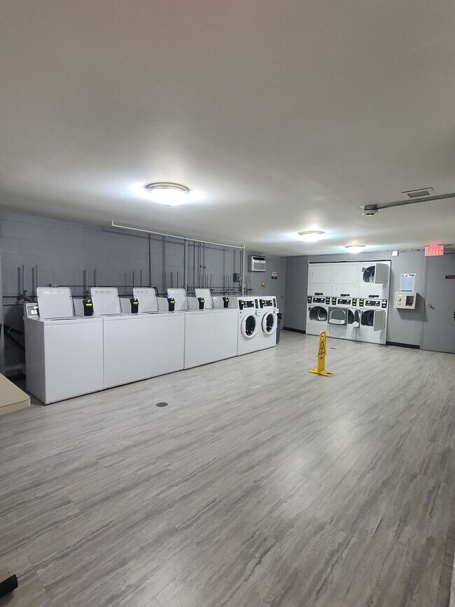 Building Photo - 8936 N Parkside Ave
