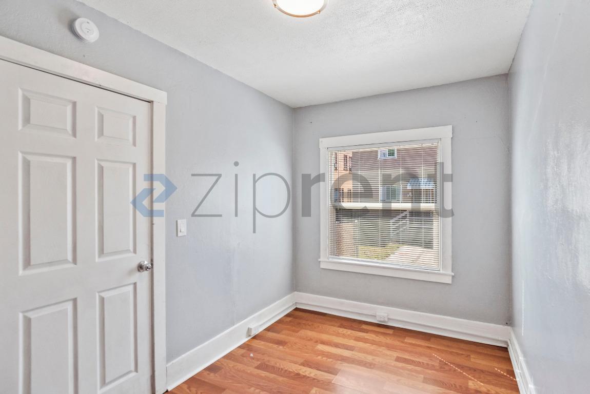 Building Photo - Unit