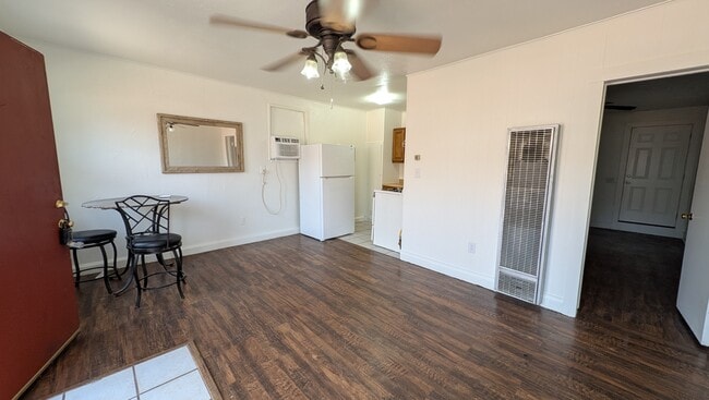 Building Photo - 317 1/2 W Dill