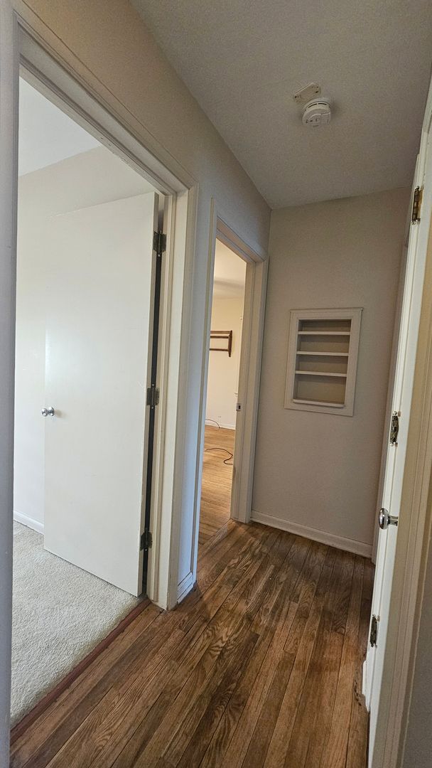Building Photo - Mid Century 3 Bedroom