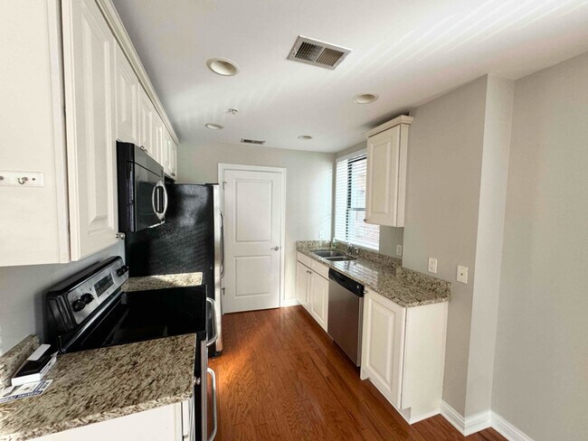 Building Photo - 350 N Meridian St