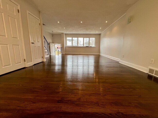 Building Photo - 3-Bedroom Townhome in Parkwood with Finished Basement! Available NOW!