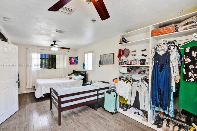 Building Photo - 9910 Bahama Dr