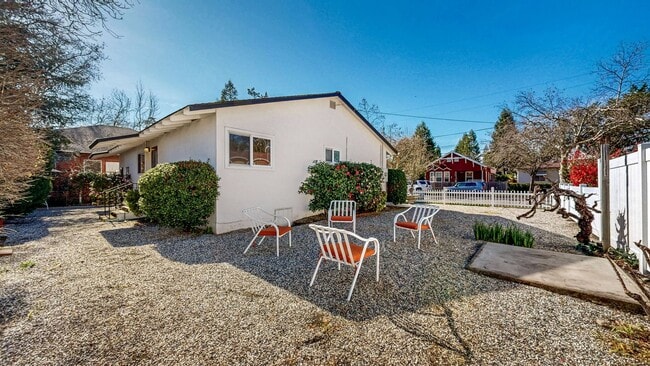 Building Photo - Delightful 2 Bedroom 1 Bath Unit with 1 Car Garage