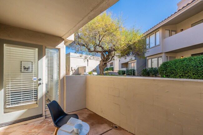 Building Photo - 1820 E Morten Ave