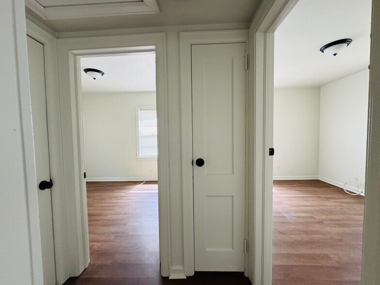 Building Photo - 1983 Lambert St