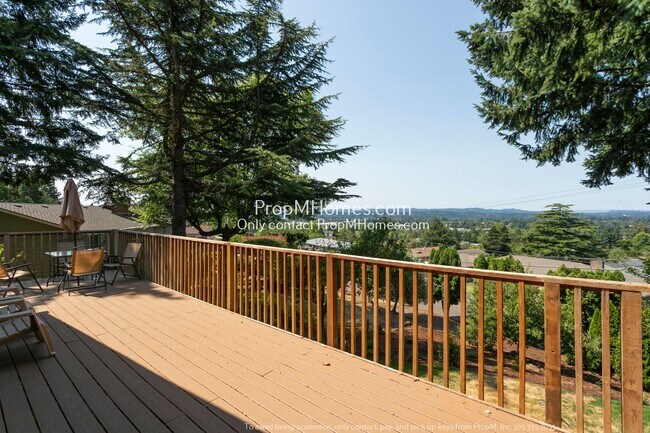 Building Photo - Mid-Century Modern Three Bedroom in Happy Valley!