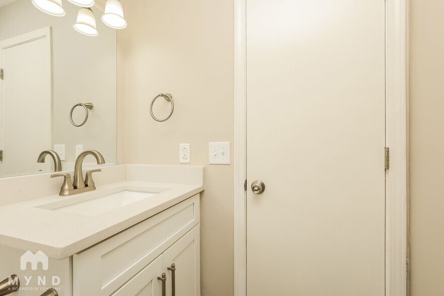 Building Photo - 3277 Towne Village Rd