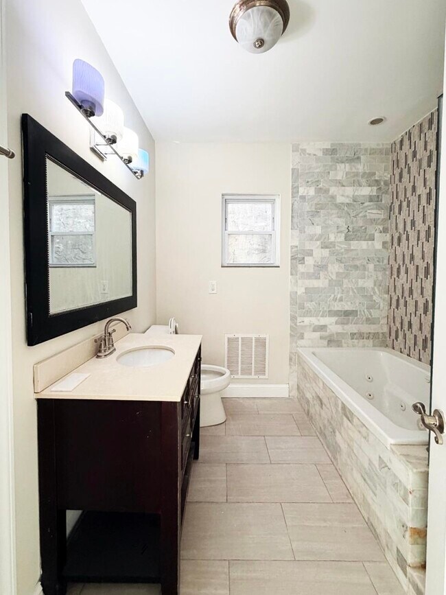 Building Photo - 6013 Buchanan Pl