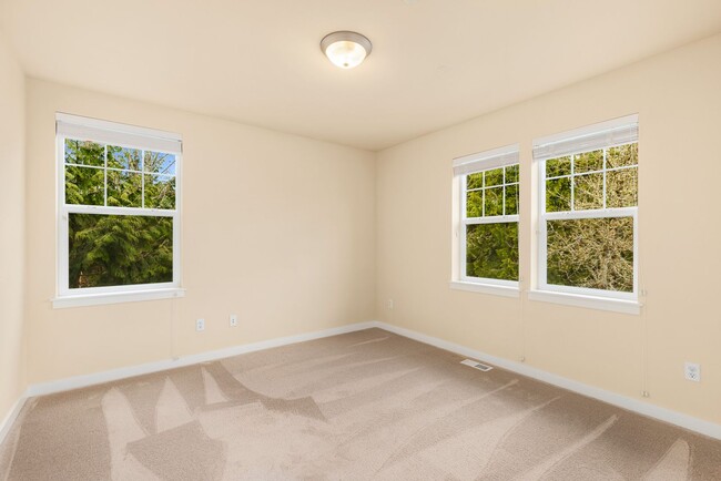 Building Photo - Redmond Grass Lawn Park 4 Bedroom 2.5 Bath...