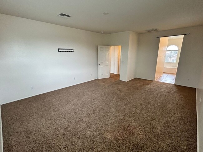 Building Photo - Spacious 4 Bedroom, 3 Bath Two-Story Glend...