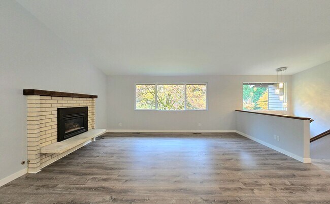 Building Photo - 4 Bedroom 3 Bath in Lake Forest Park