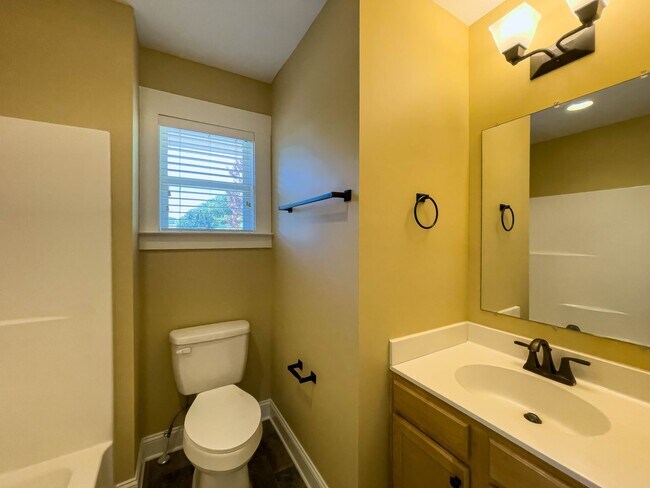 Building Photo - Charming Three-Bedroom Cottage in Oakley