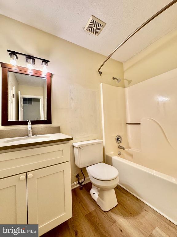 Building Photo - 111 Equestrian Dr