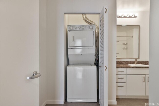 Building Photo - 260 King St