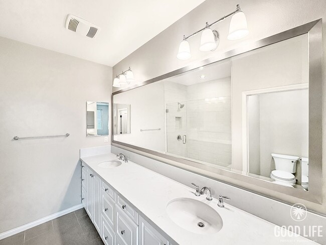 Building Photo - Beautiful 2B/2.5BA Townhouse. NEWER CONSTR...