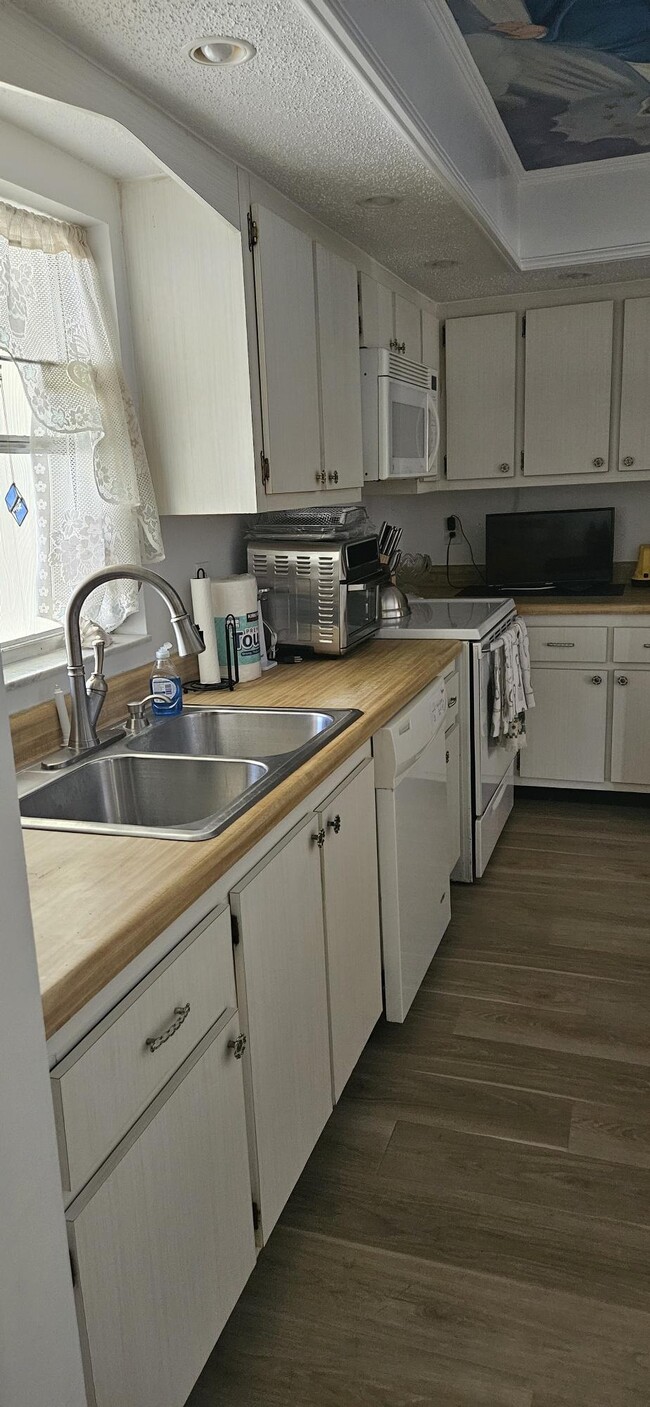 Building Photo - 6215 Green View Cir