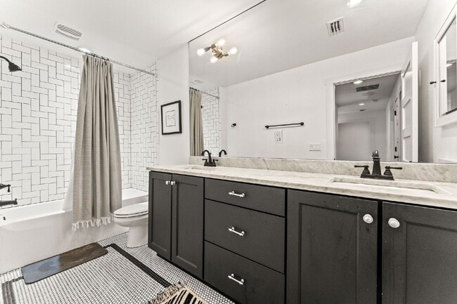 Building Photo - Experience Elegance and Comfort: Spacious ...