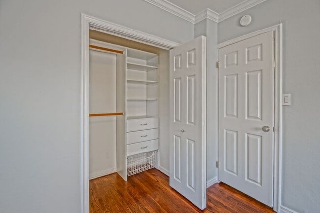 Building Photo - Beautifully Remodeled, Bright & Airy Home w/ Detached Bonus Room w/ Bath & 1-Car Garage, Front Ya...