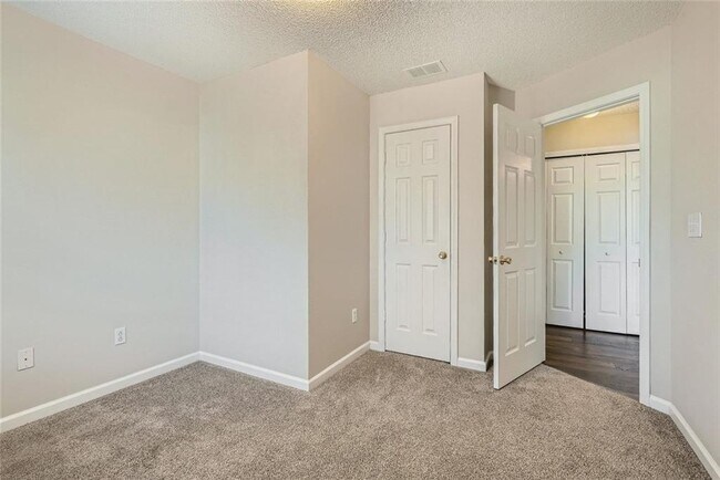Building Photo - 707 Breeze Ln