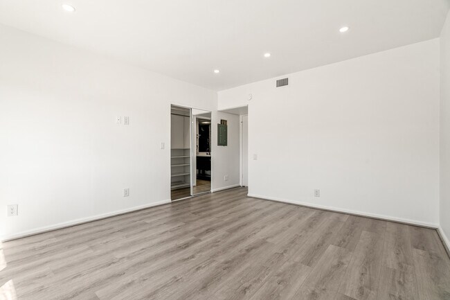 Building Photo - 277 E Alejo Rd