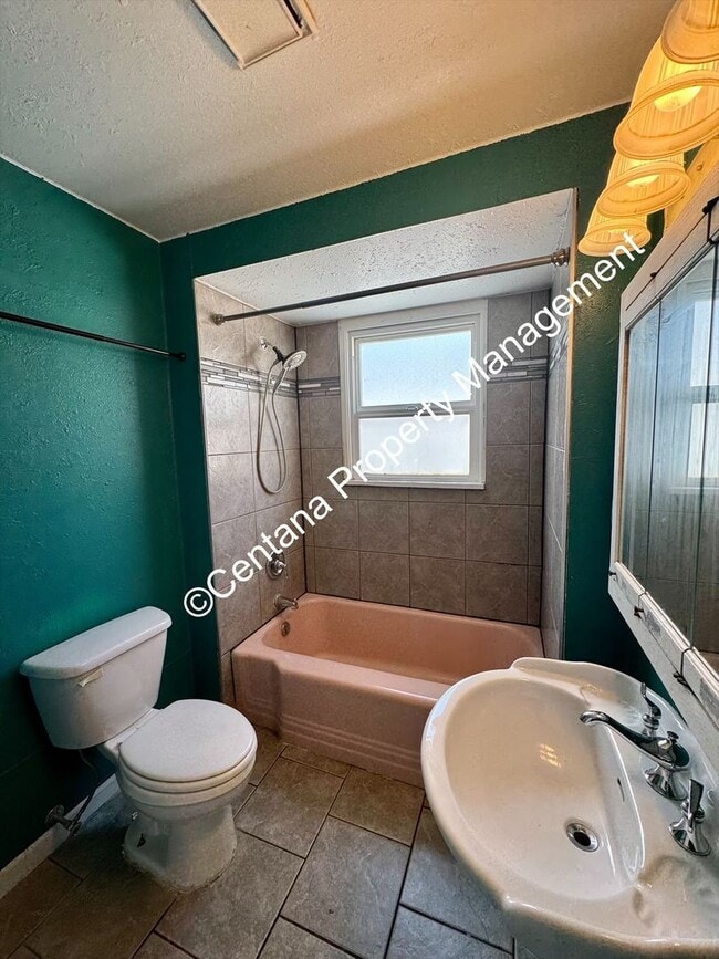 Building Photo - 5 bedroom 3 bath house with fenced yard