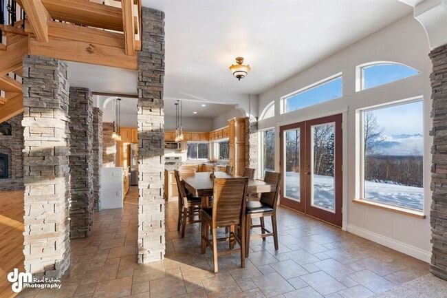 Building Photo - Gorgeous Palmer Home!