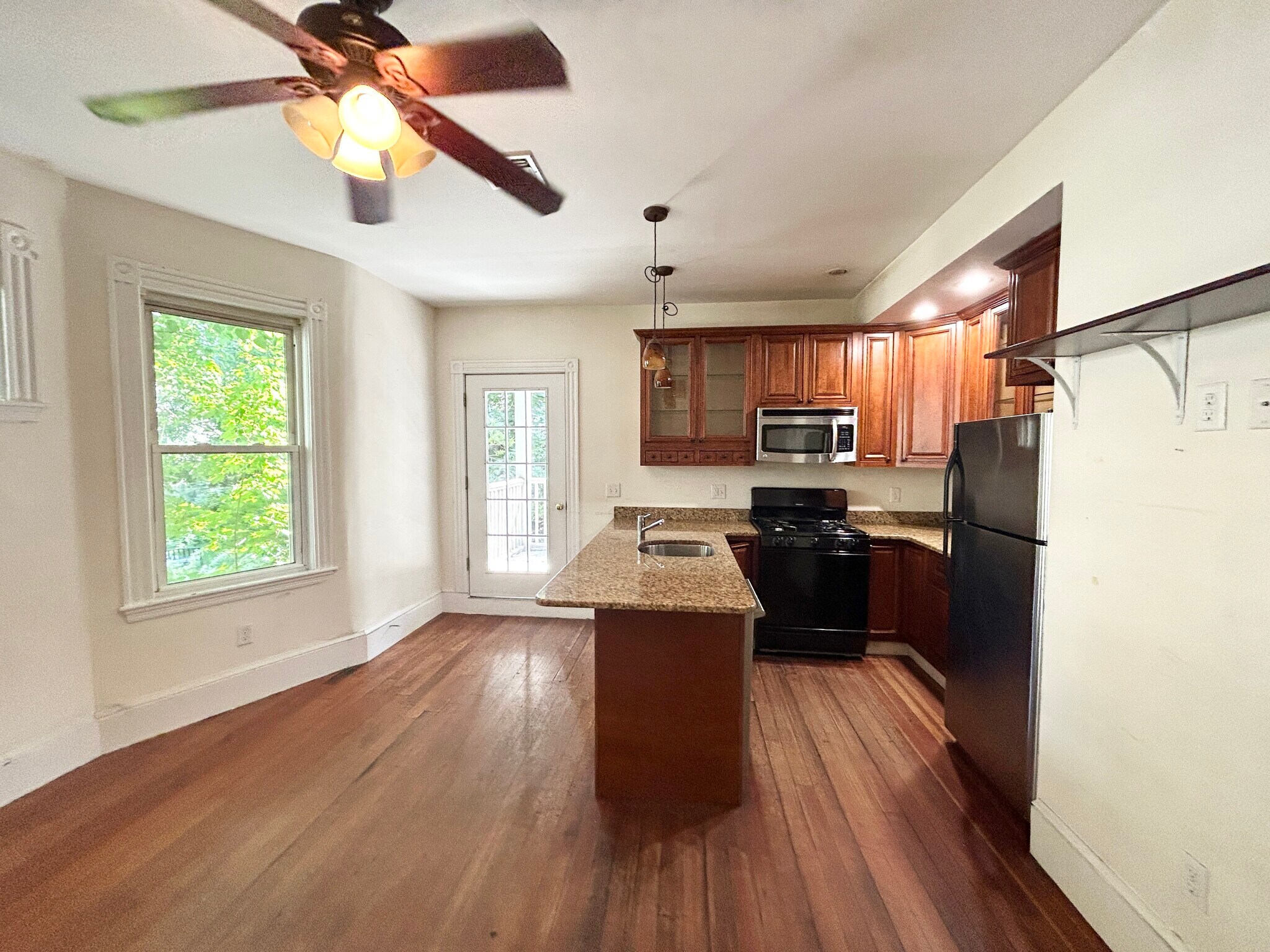 Building Photo - 112 Hillside St