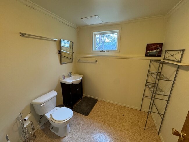 Building Photo - Large 4 bedroom 4 bath 2 Car Garage in mid...