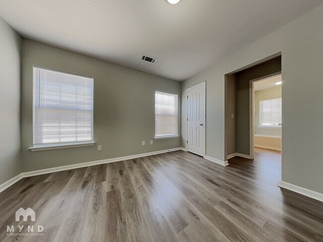 Building Photo - 1910 Sunset Village Dr