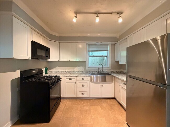 Building Photo - Historic Downtown Charm | Original Floors | Walk to Golf, Dining, Parks, & Concerts