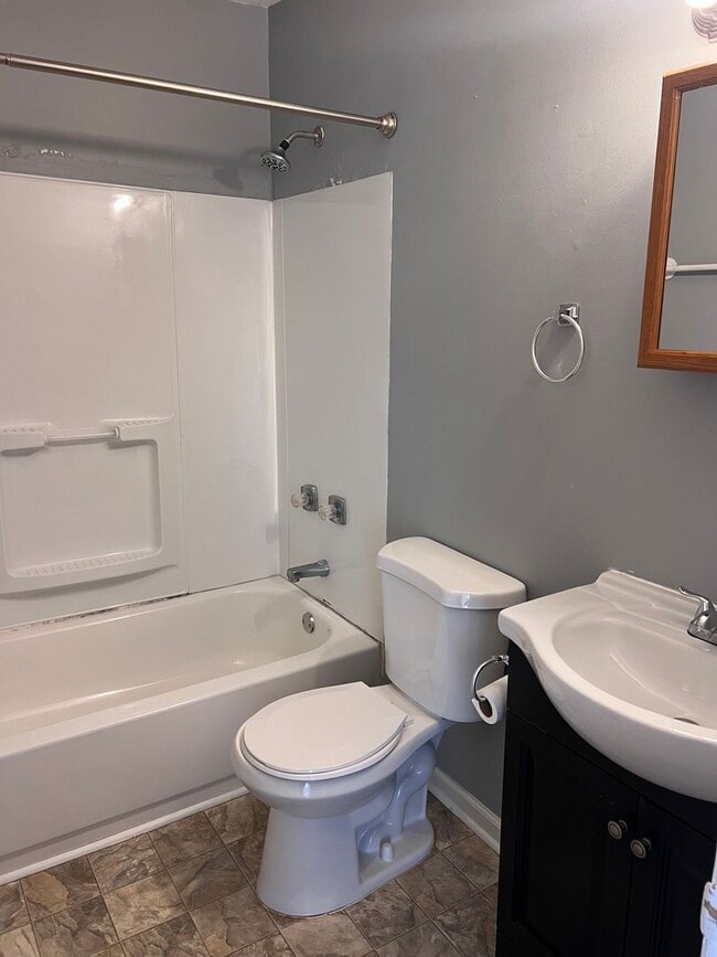Building Photo - Duplex in Prime Location