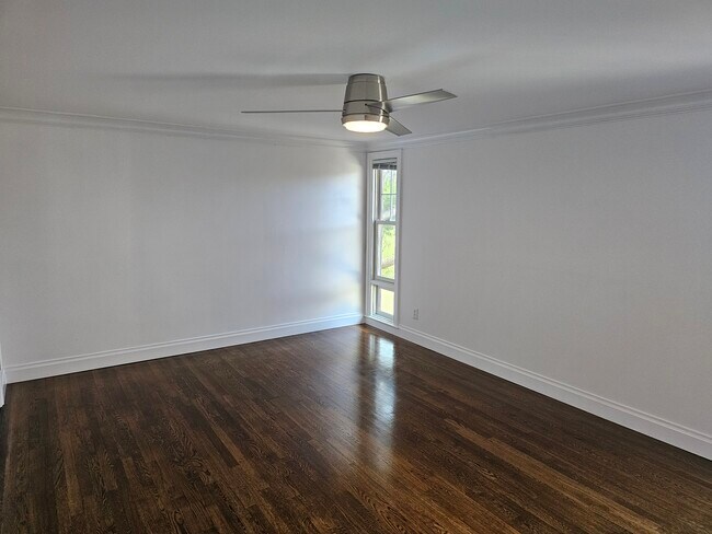 Building Photo - 11 Oak St