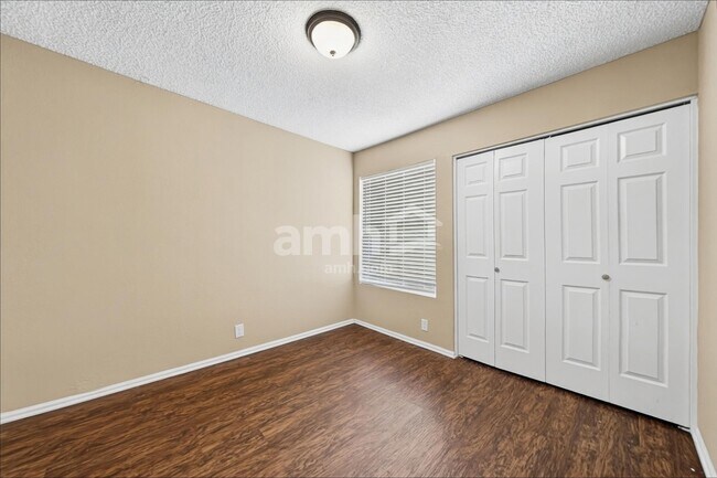 Building Photo - 5553 W Shangri-la Rd