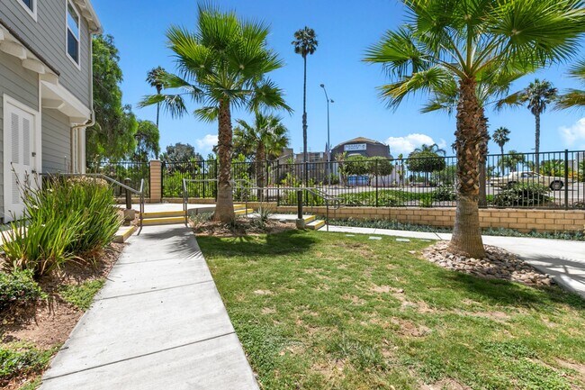 Building Photo - Available now! Beautiful 2 bedroom 2.5 bat...