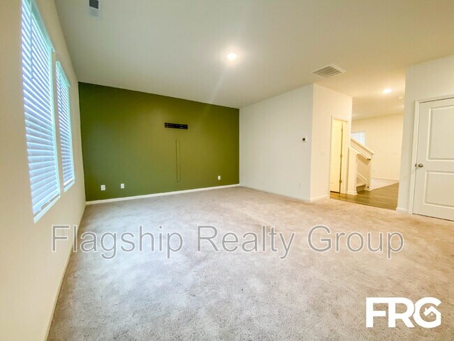 Building Photo - 300 Kenison Way