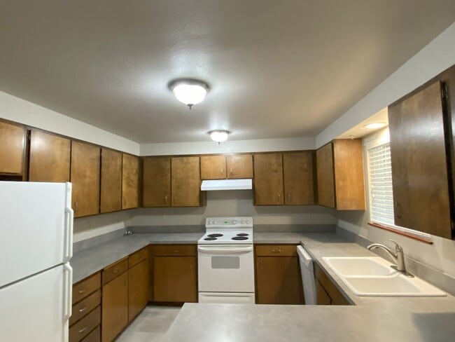 Building Photo - 3 bedroom 2 Bath home - Knoll Heights - Gr...