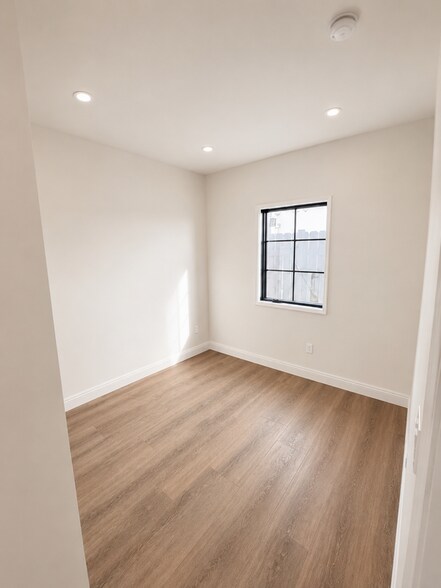 Building Photo - 926 E Dryden St