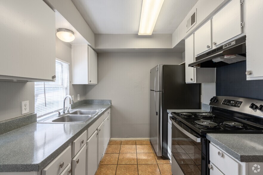 2BR, 1.5BA - 1,010SF - Kitchen - Ventana Ridge