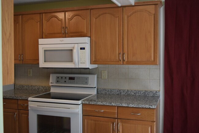 Building Photo - 11 Hilltop Ln