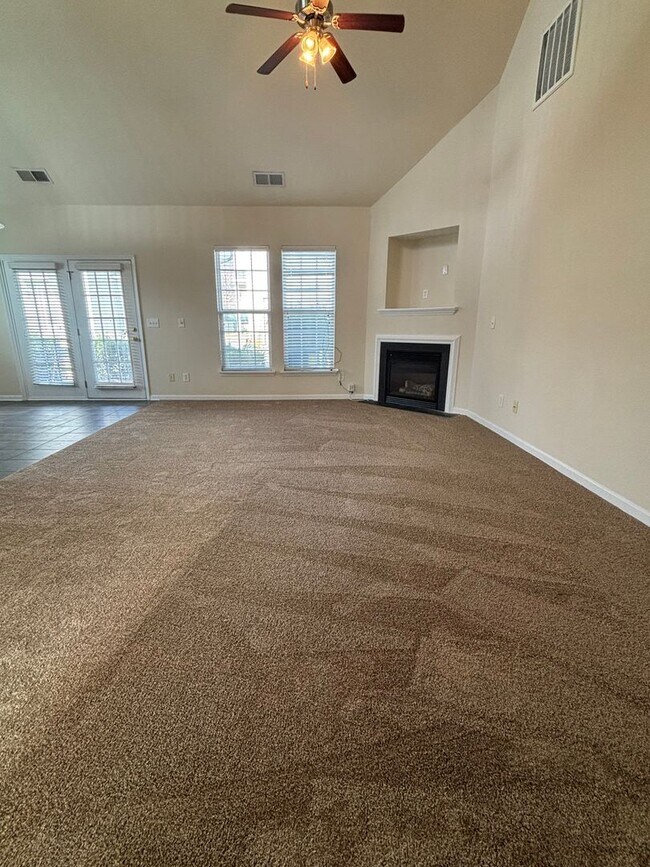 Building Photo - Spacious End Unit 3BR/2.5BA Townhouse