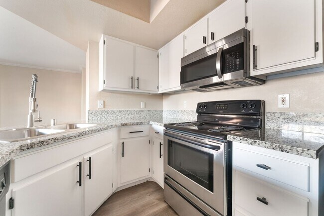 Building Photo - Stylish & Cozy Home with Fireplace in Gated Community!