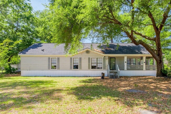 Building Photo - Spacious 3 Bed 2 Bath Home on Large Lot - NO HOA!